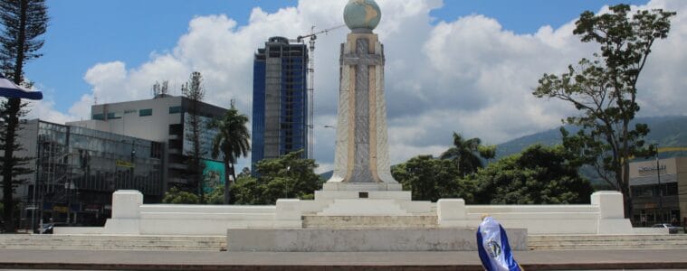 El monumento a El Salvador del Mundo, en la ciudad de San Salvador.